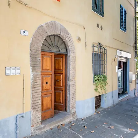 Piazza Napoleone Lovely